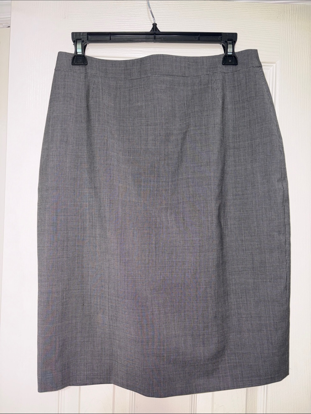 Hugo BOSS Gray virgin wool Professional Pencil Skirt. Lined. Size 8. Very cute!